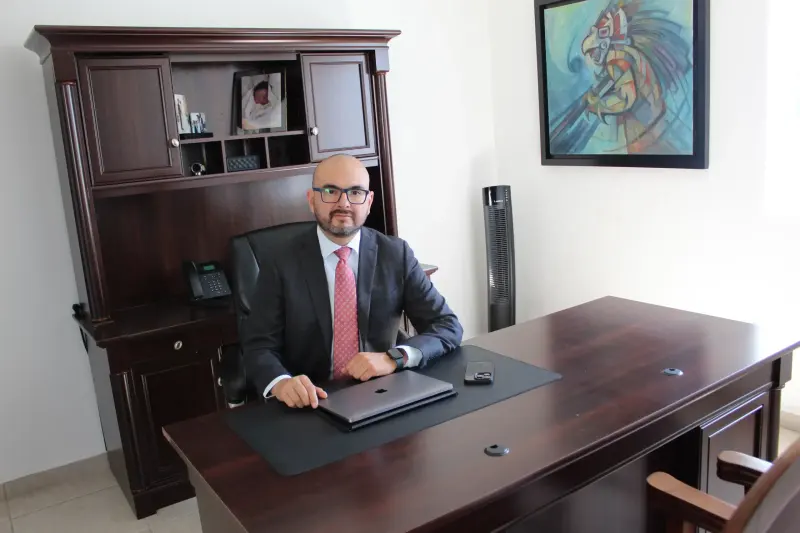 Retrato de Lic. Carlos Alberto Navarro Castillo, socio fundador de NRS Abogados